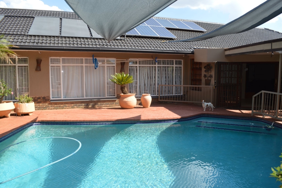 8 Bedroom Property for Sale in Flamwood North West